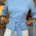 Elegantní top s mašlí v pase – detail provedení