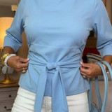 Elegantní top s mašlí v pase – detail provedení
