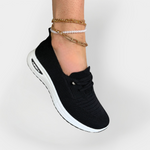 Sportovní obuv z lehkého materiálu s flexibilní podrážkou