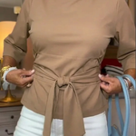 Elegantní top s mašlí v pase