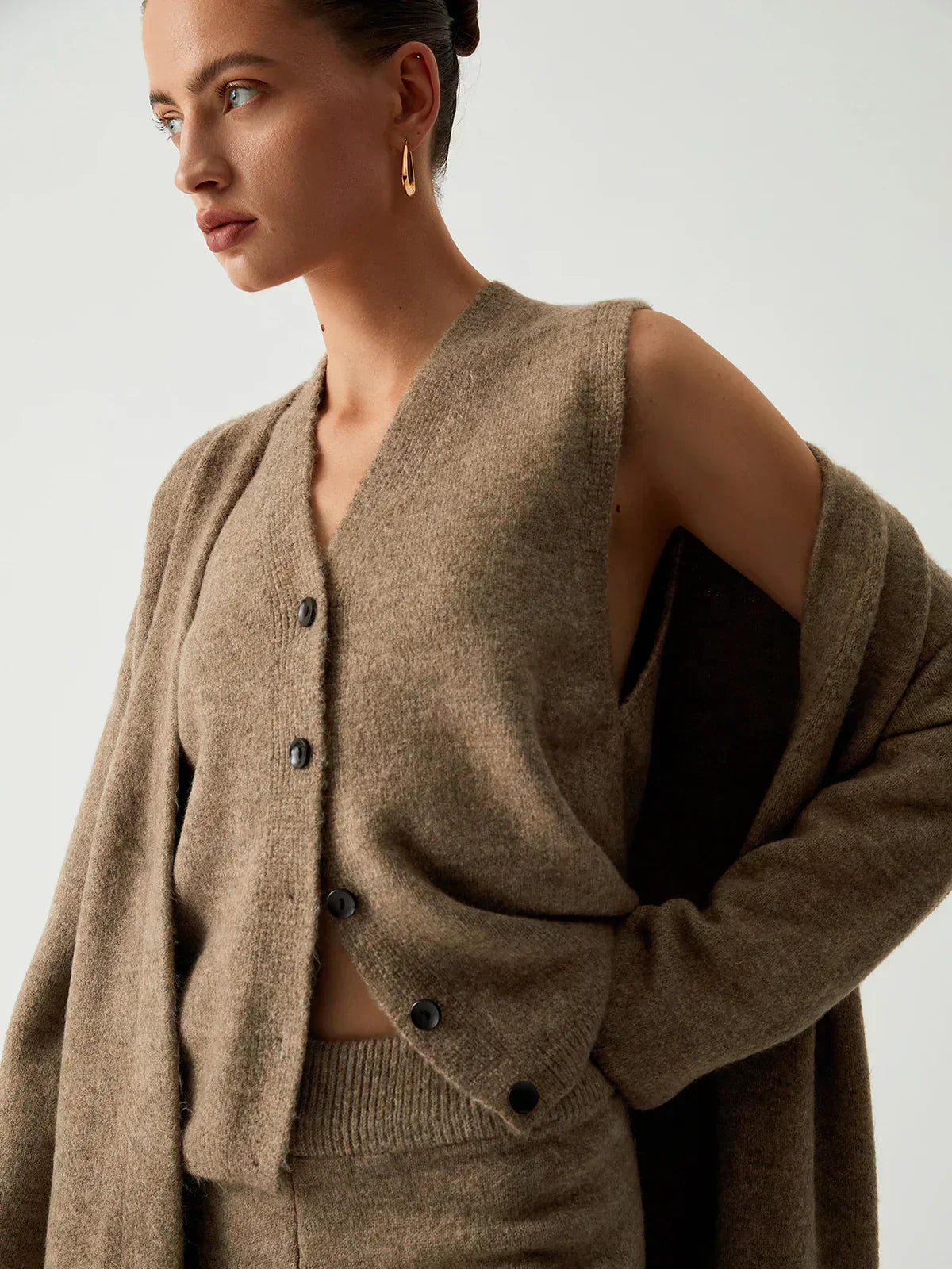 Dlouhý kardigan ze tří kusů s volnými kalhotami – detail provedení