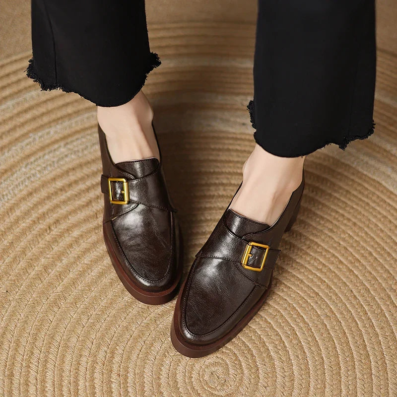Elegantní boty s přezkou a blokovým podpatkem – detail střihu