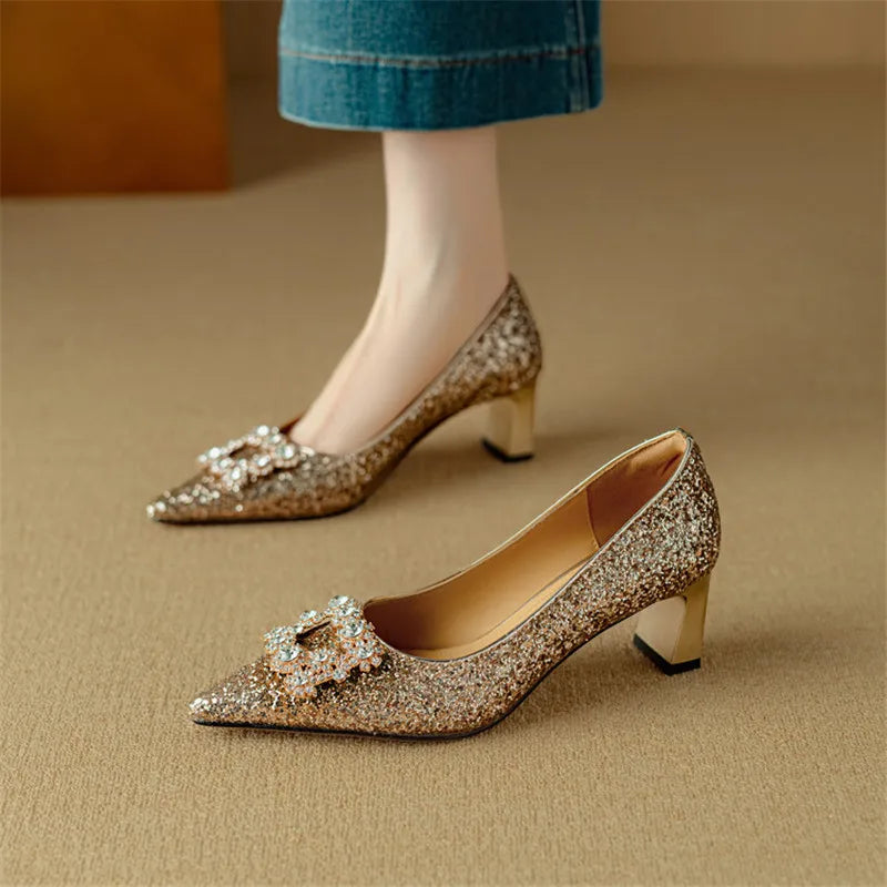 Lesklé stiletto boty – detail střihu