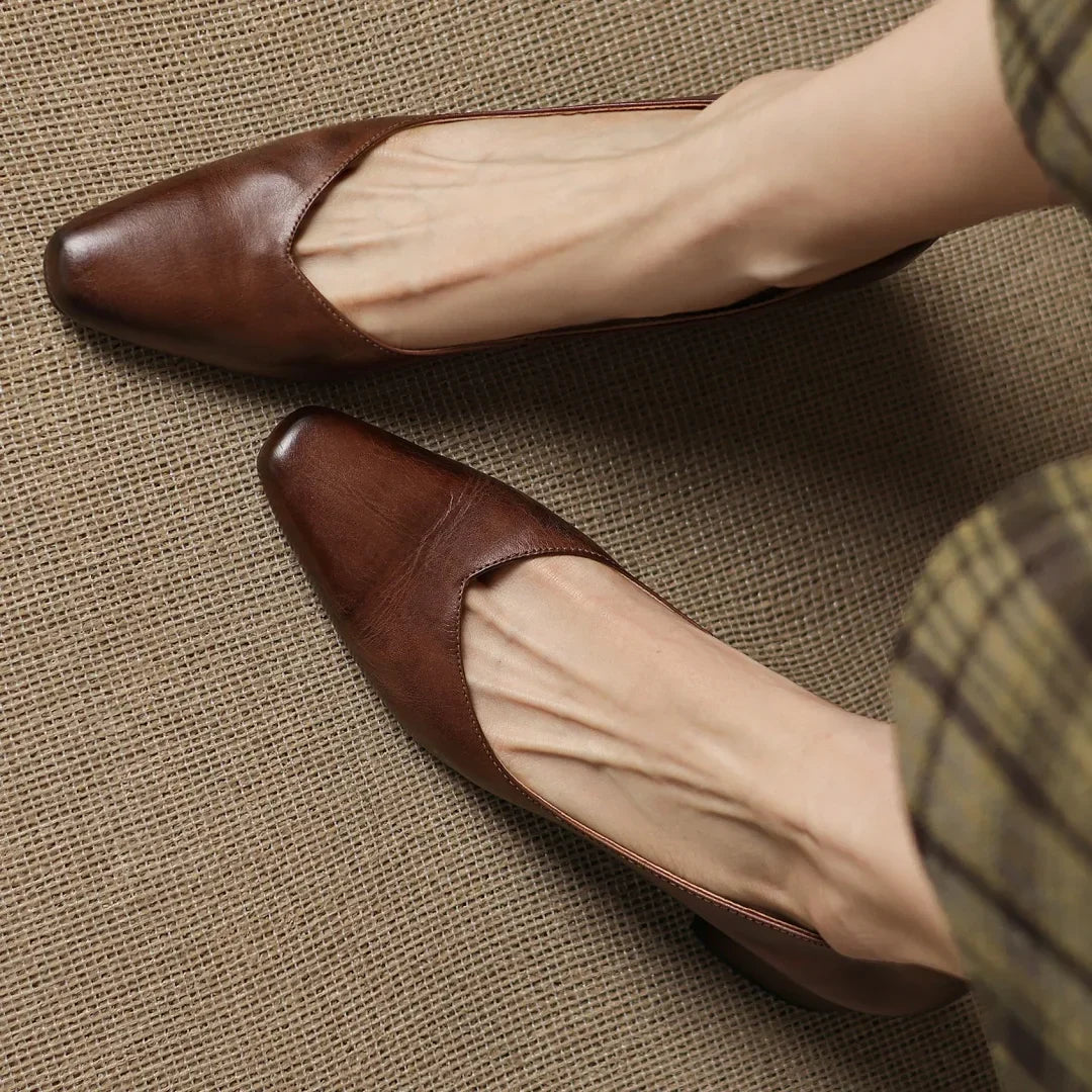 Elegantní boty s blokovým podpatkem – detail provedení