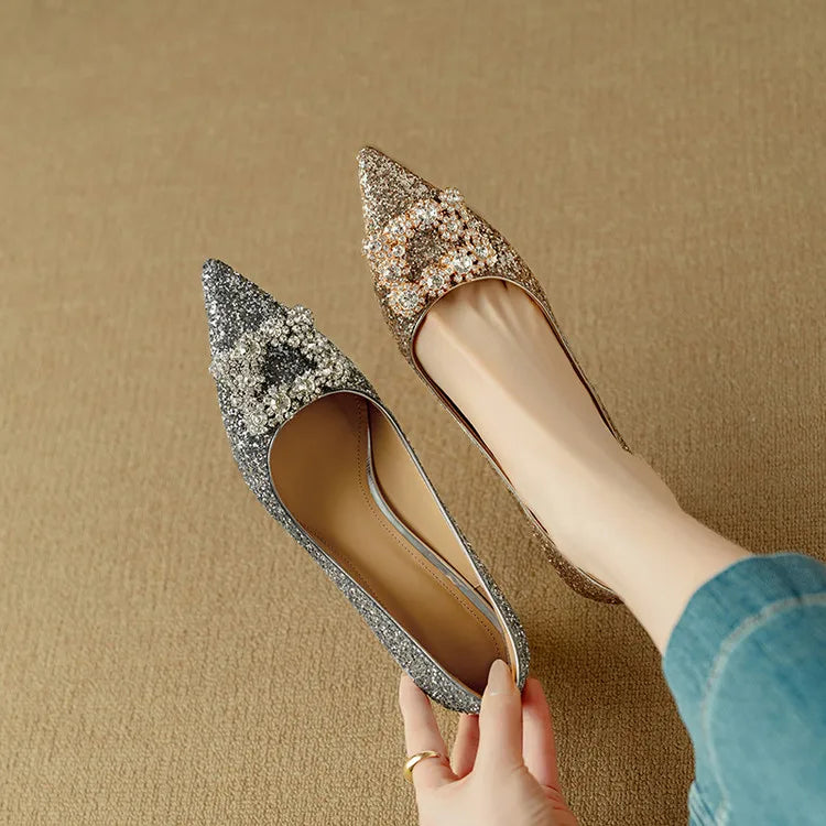 Lesklé stiletto boty – detail provedení