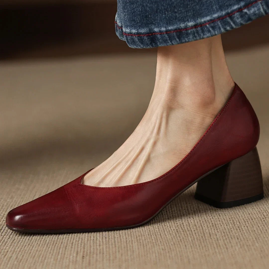 Elegantní boty s blokovým podpatkem – detail provedení