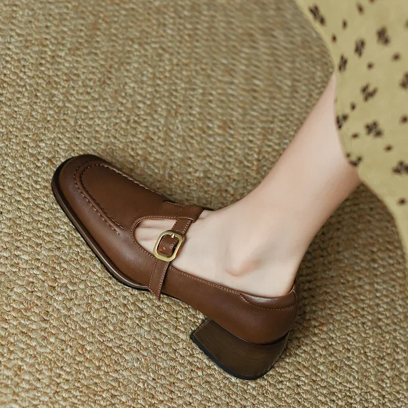 T-strap boty ve vintage stylu – detail produktu