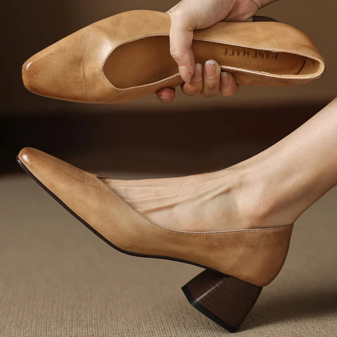 Elegantní boty s blokovým podpatkem – detail provedení