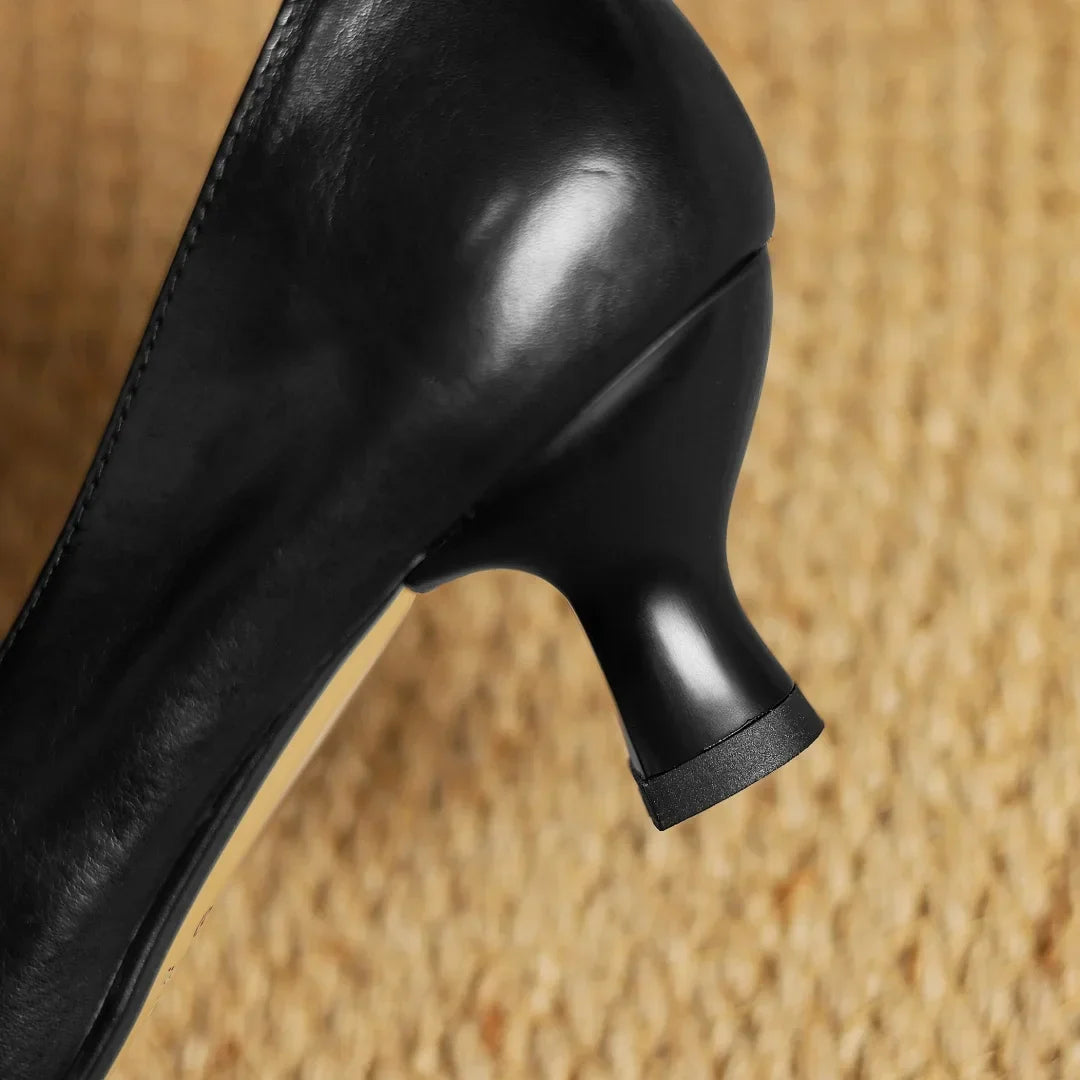 Elegantní boty s kitten podpatkem – detail provedení
