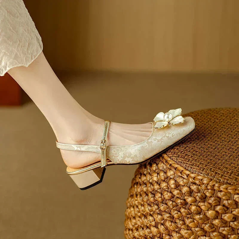 Elegantní dámské boty s květinovým detailem – pohled na model