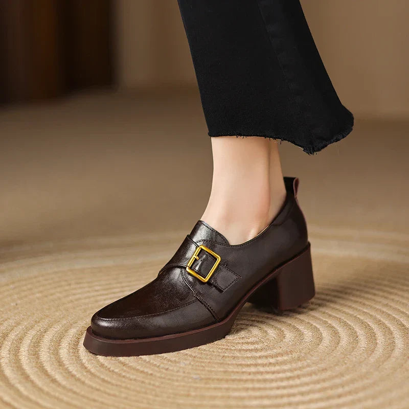 Elegantní boty s přezkou a blokovým podpatkem – detail produktu