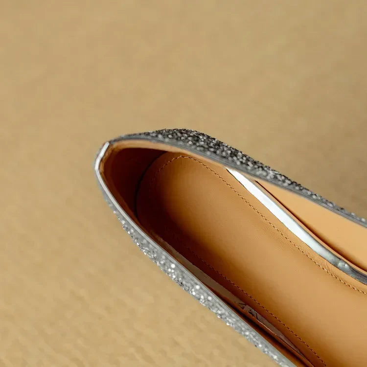 Lesklé stiletto boty – pohled na model