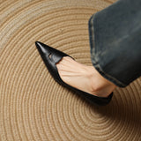 Elegantní boty se špičatou špičkou a tvarovaným podpatkem – detail produktu