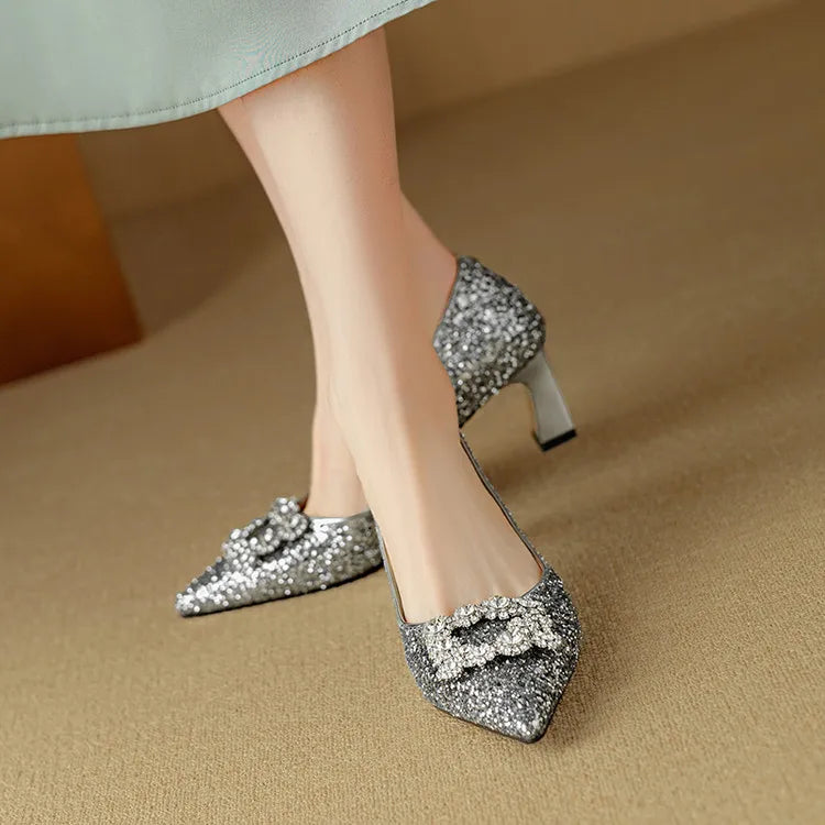 Lesklé stiletto boty – detail provedení
