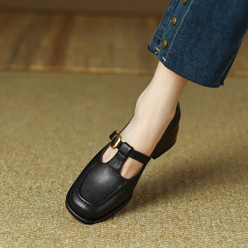 T-strap boty ve vintage stylu – detail střihu