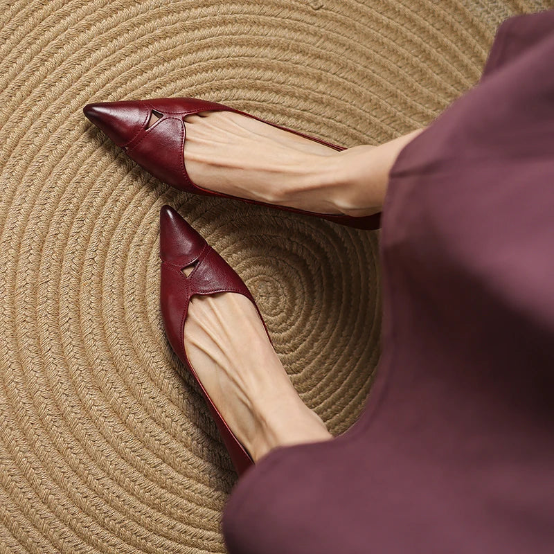 Elegantní boty se špičatou špičkou a tvarovaným podpatkem – další pohled