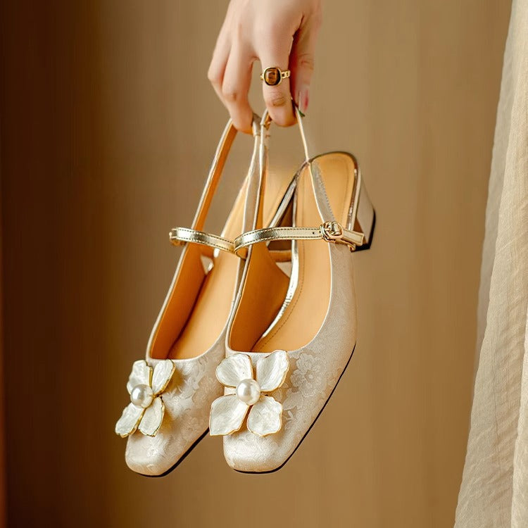 Elegantní dámské boty s květinovým detailem – detail střihu