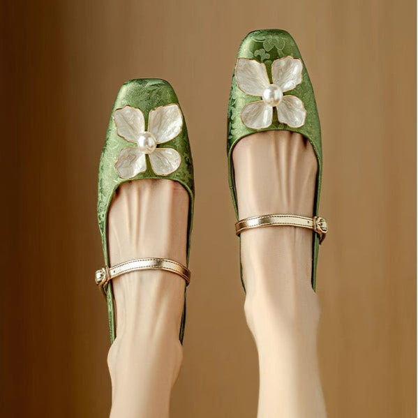 Elegantní dámské boty s květinovým detailem – detail provedení