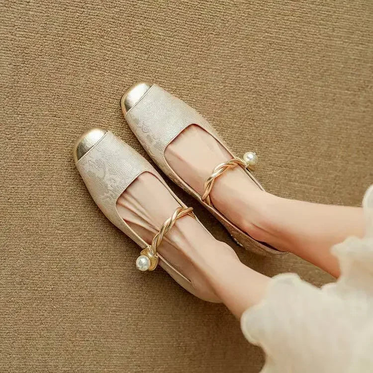 Klasické lodičky s elegantním vzhledem – detail střihu