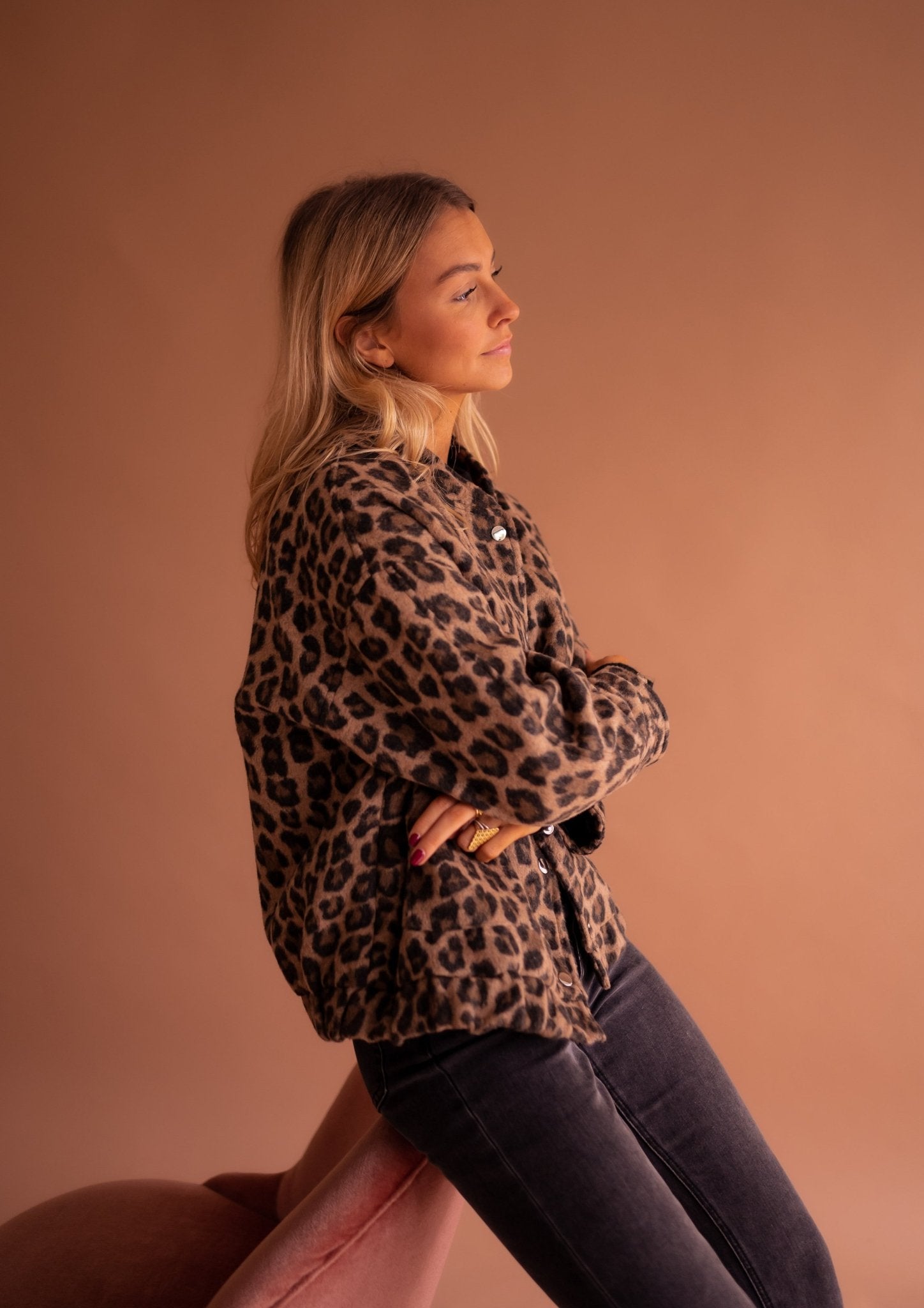 Bunda s leopardím potiskem – další pohled
