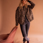 Bunda s leopardím potiskem – detail střihu