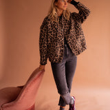 Bunda s leopardím potiskem – detail střihu