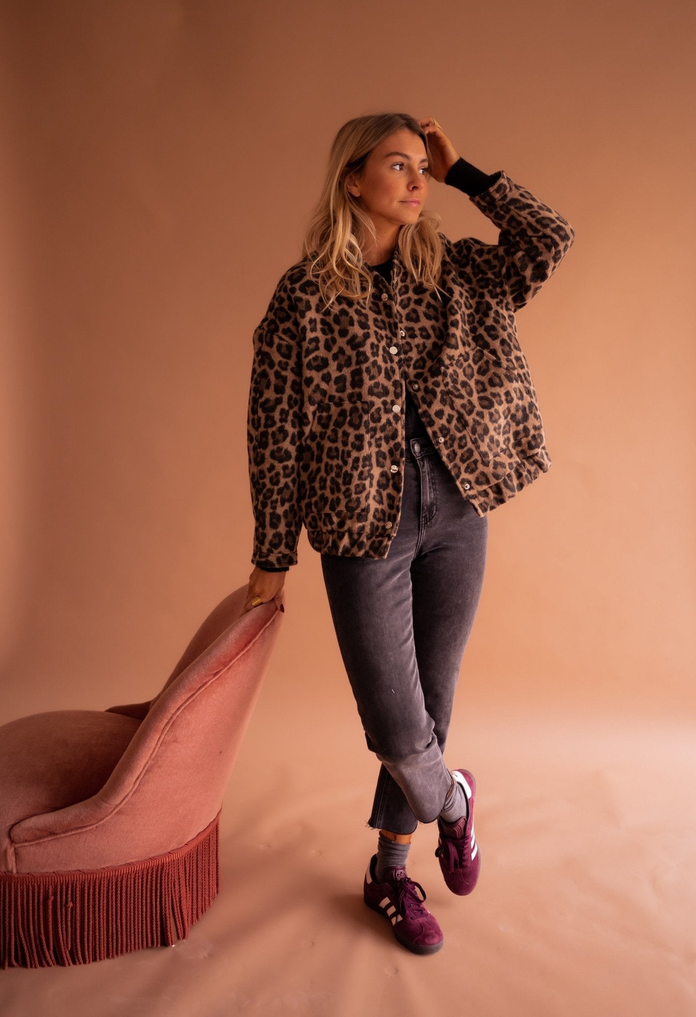 Bunda s leopardím potiskem – detail střihu