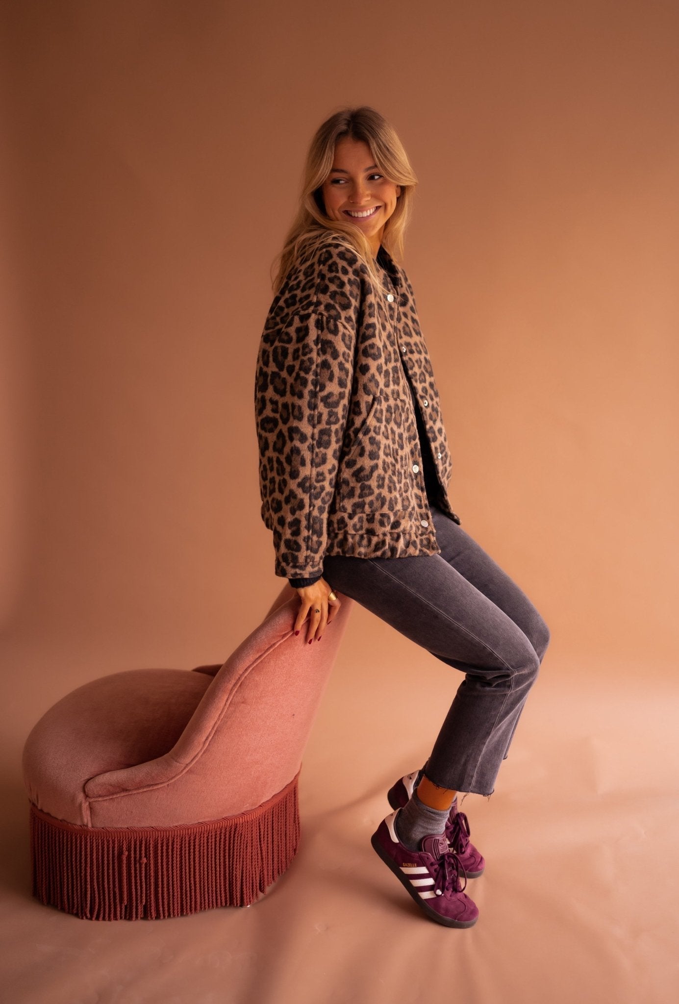 Bunda s leopardím potiskem – pohled na model